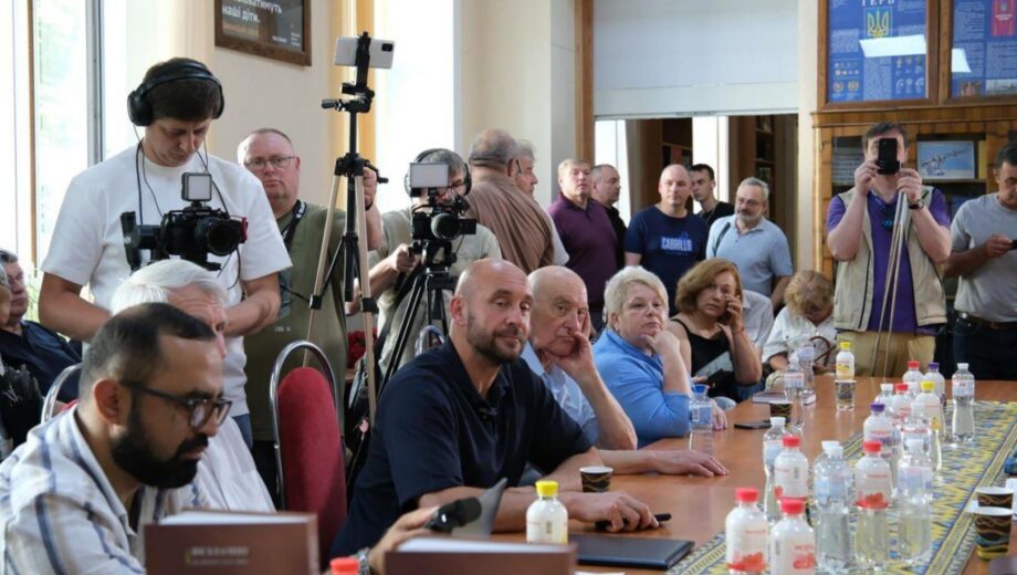 В Киеве презентовали сборник »Несокрушимые на фронте и в тылу» с участием медийщиков и военных