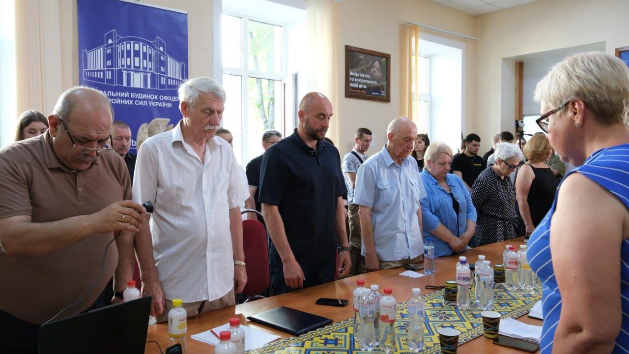 ''Несокрушимые на фронте и в тылу'': в Киеве презентовали сборник памяти о погибших защитниках и журналистах (фото)