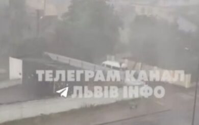 Львів накрила потужна негода: гроза, град і шквальний вітер спричинили руйнування в місті