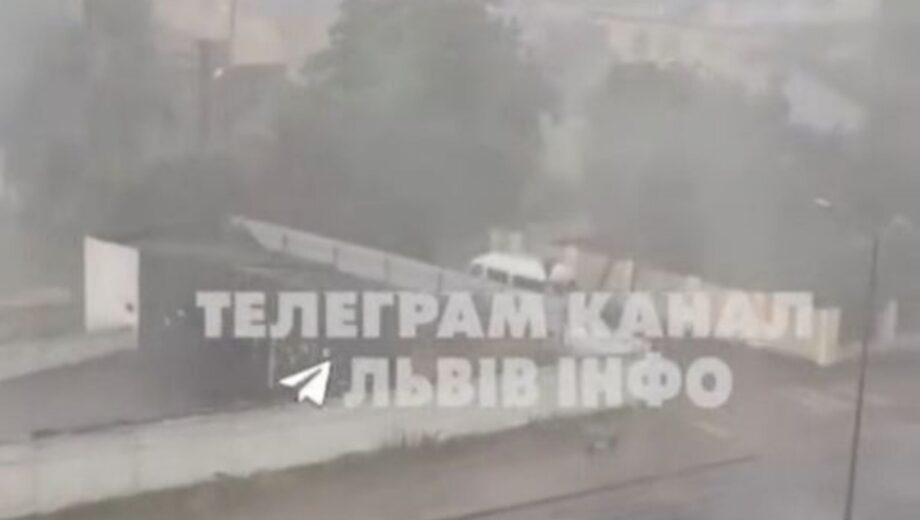 Львов накрыло мощное ненастье: гроза, град и шквальный ветер привели к разрушениям в городе