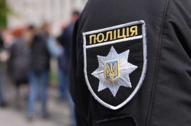 У Тернополі озброєний чоловік утримує жінку в квартирі: на місці працюють правоохоронці