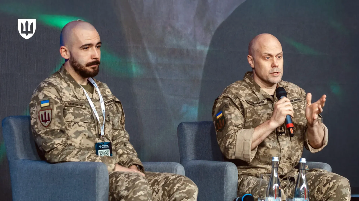 Самофалов (справа) представив проєкт Воєнно-медичної доктрини на конференції ''Людина у війську'' у жовтні 2025 року