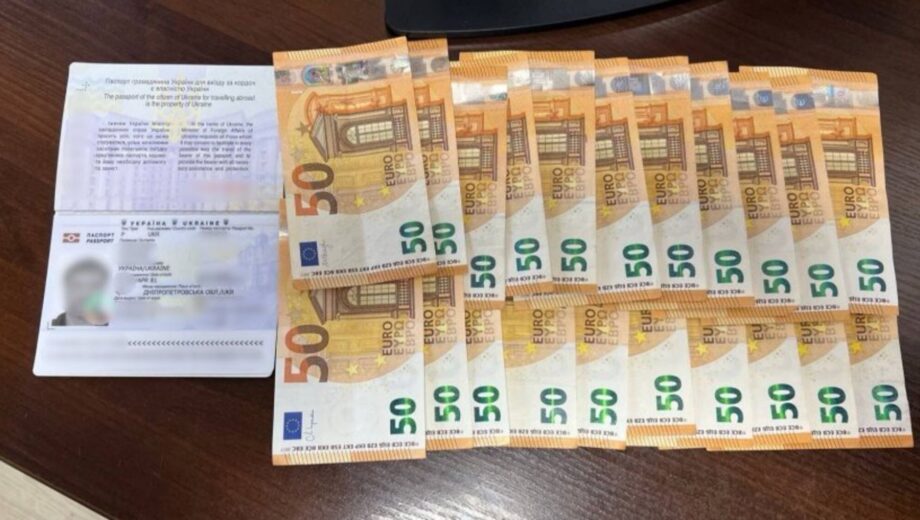 На кордоні чоловік запропонував прикордонниці 1050 євро хабаря: тепер йому загрожує кримінальна відповідальність
