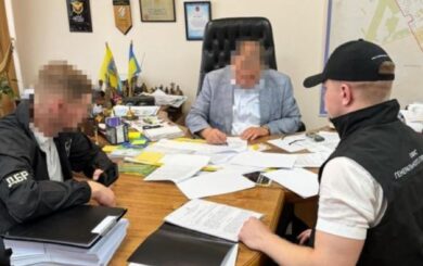 Корупційна схема на Київщині: голову громади підозрюють у хабарях за землю, забудову та ремонти доріг