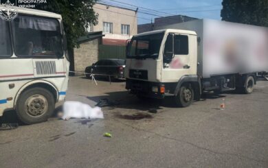 В Виноградове грузовик въехал в людей возле автобуса: есть погибшие и пострадавшие