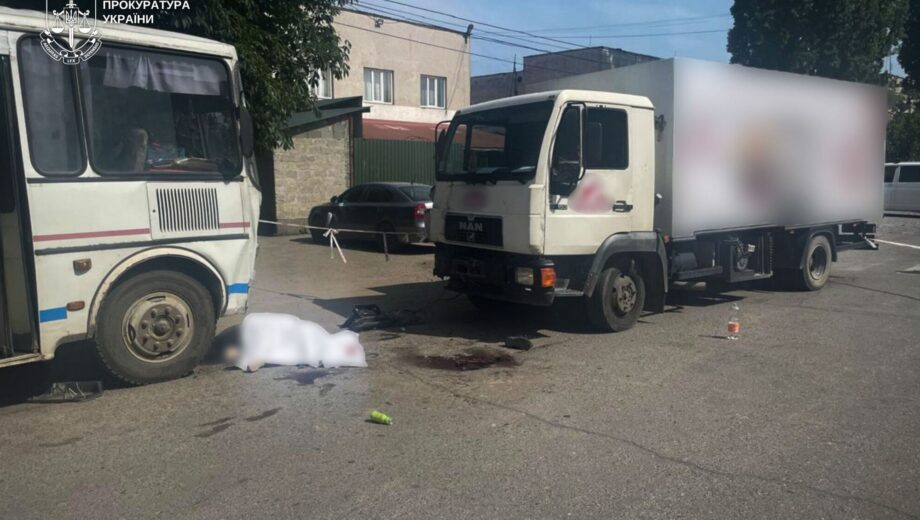 В Виноградове грузовик въехал в людей возле автобуса: есть погибшие и пострадавшие