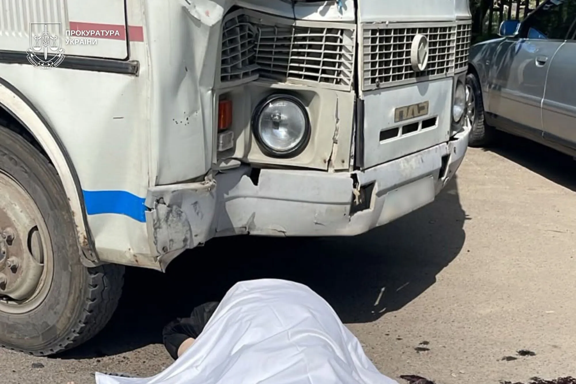 В Виноградове грузовик въехал в людей возле автобуса: есть погибшие и пострадавшие