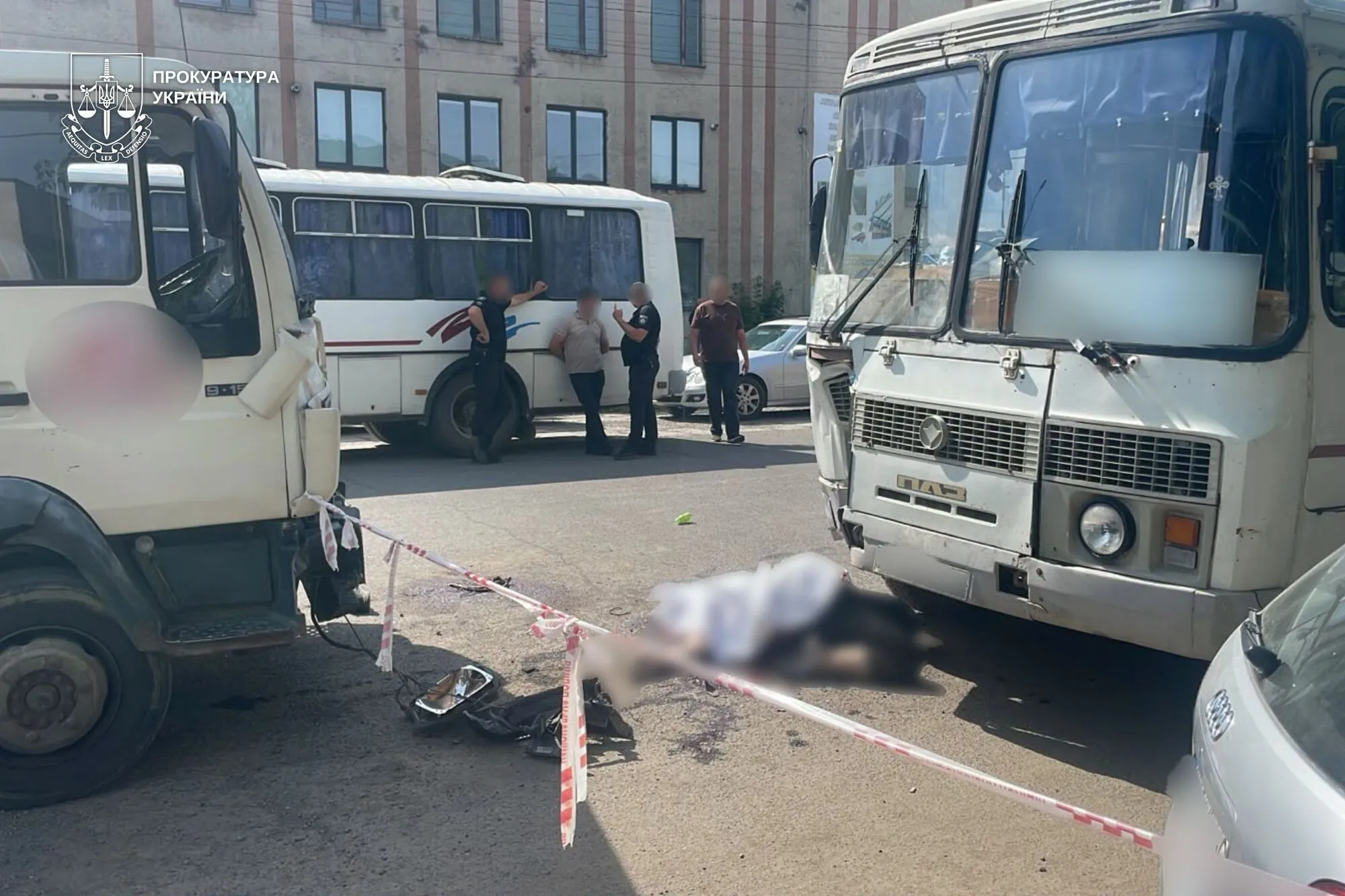 В Виноградове грузовик въехал в людей возле автобуса: есть погибшие и пострадавшие