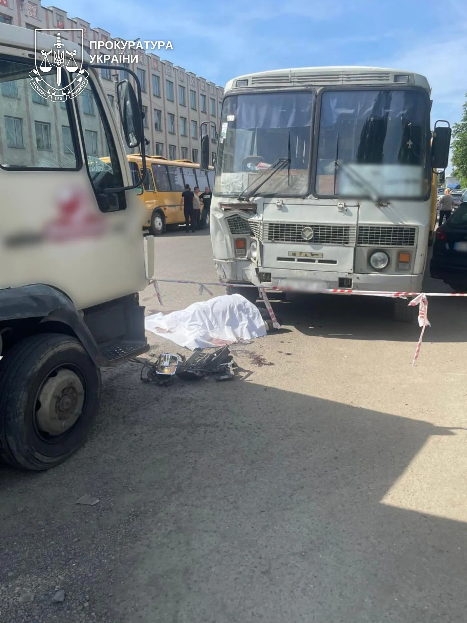 В Виноградове грузовик въехал в людей возле автобуса: есть погибшие и пострадавшие