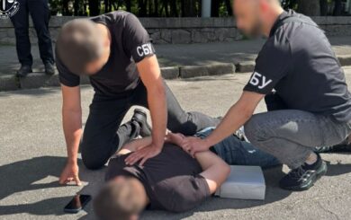 Асфальт за готівку: у Житомирі чиновника КП затримали під час отримання 900 тисяч гривень
