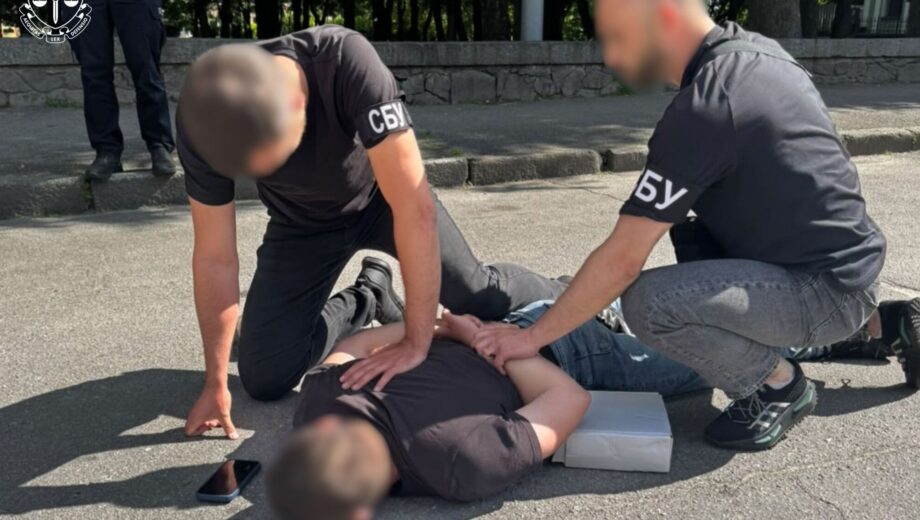 Асфальт за готівку: у Житомирі чиновника КП затримали під час отримання 900 тисяч гривень