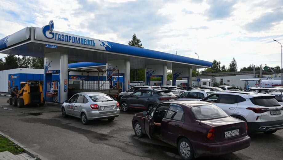 В России стало меньше очередей на АЗС, но бензиновый кризис далек от завершения — Bloomberg