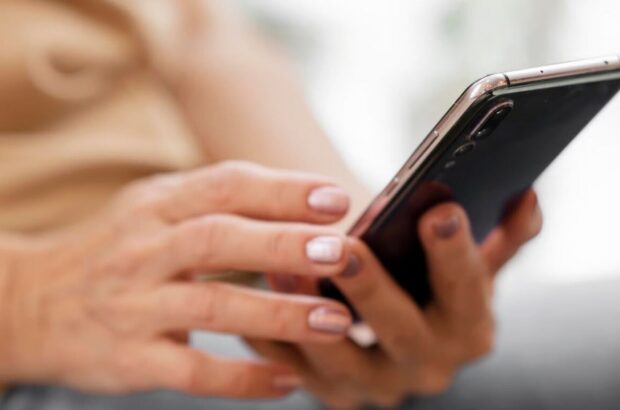 Мошенники могут воспользоваться даже старыми SMS: что опасно хранить в смартфоне