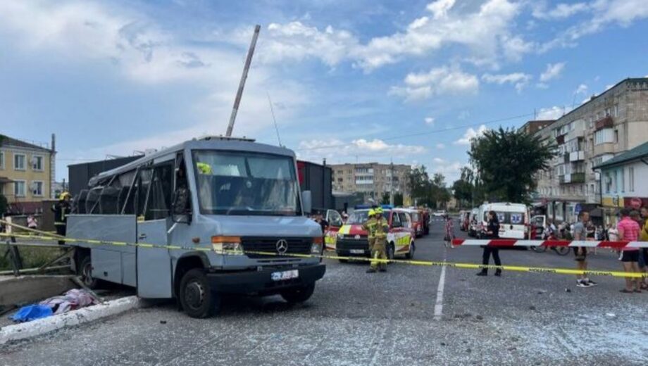 В Ровенской области поезд столкнулся с маршруткой: три человека погибли, есть пострадавшие