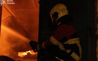 Армія рф вночі атакувала Київ балістикою: уламки впали на 18-поверховий будинок