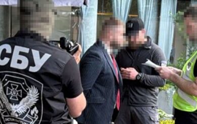 У Києві адвоката затримали на хабарі у $30 тисяч: обіцяв ”домовитися” із суддею