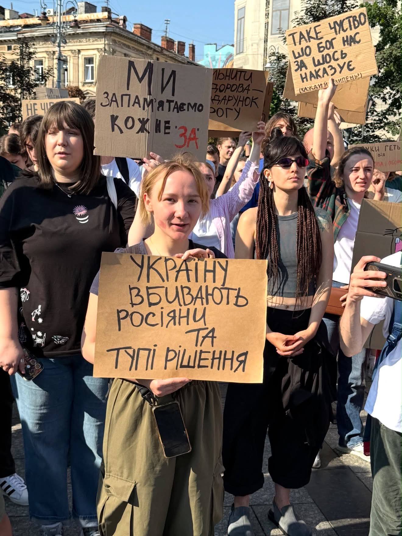 ''Будемо виходити, доки нас не почують'': у Києві та інших містах тривають протести через відставку Федорова