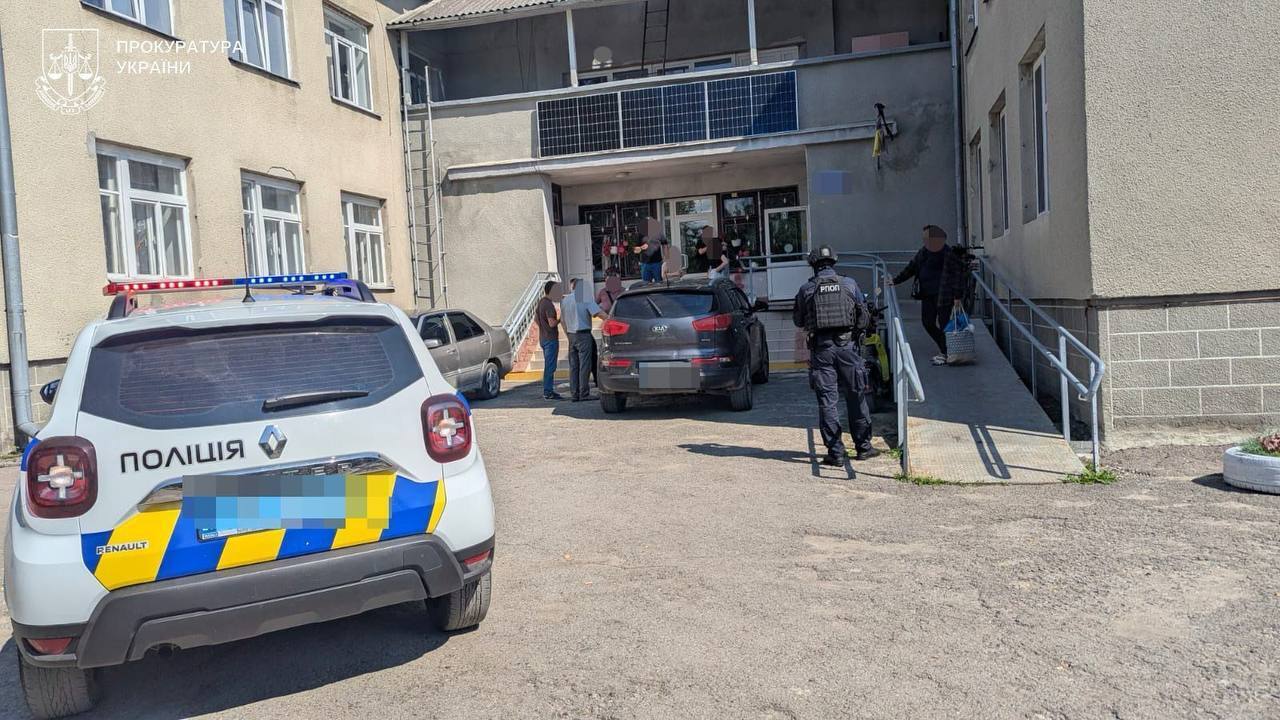 Експлуатація людей з психічними розладами: директор інтернату на Тернопільщині отримав підозру у торгівлі людьми