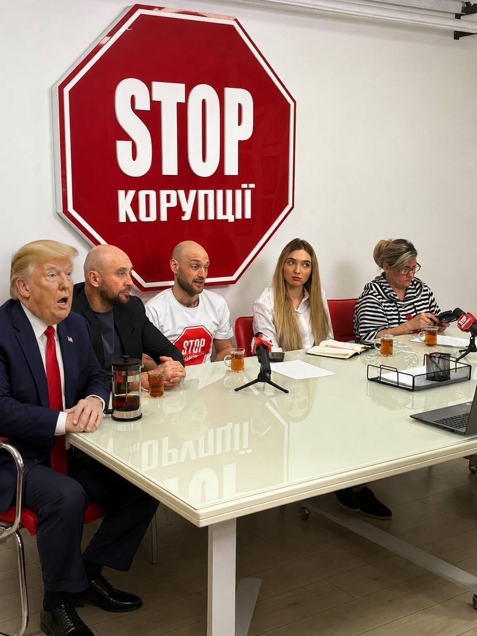 СтопКор ''прийняв у команду'' Трампа: антикорупційне медіа запустило флешмоб мемів