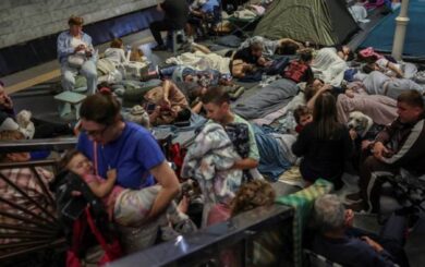 Метро переповнене: понад 56 тисяч людей укривалися у Києві під час нічної атаки