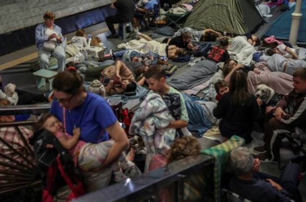 Метро переповнене: понад 56 тисяч людей укривалися у Києві під час нічної атаки
