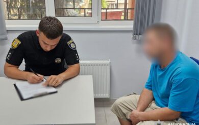 Тримав за лапи та бив об стіни: в Одесі чоловік убив кота