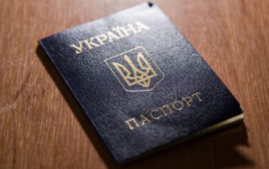 Українцям пояснили, коли паспорт-книжечку треба замінити на ID-картку: за оформлення можуть взяти понад 1600 грн