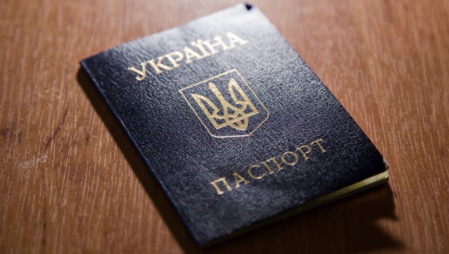 Украинцам объяснили, когда паспорт-книжечку нужно заменить ID-картой: за оформление могут взять более 1600 грн