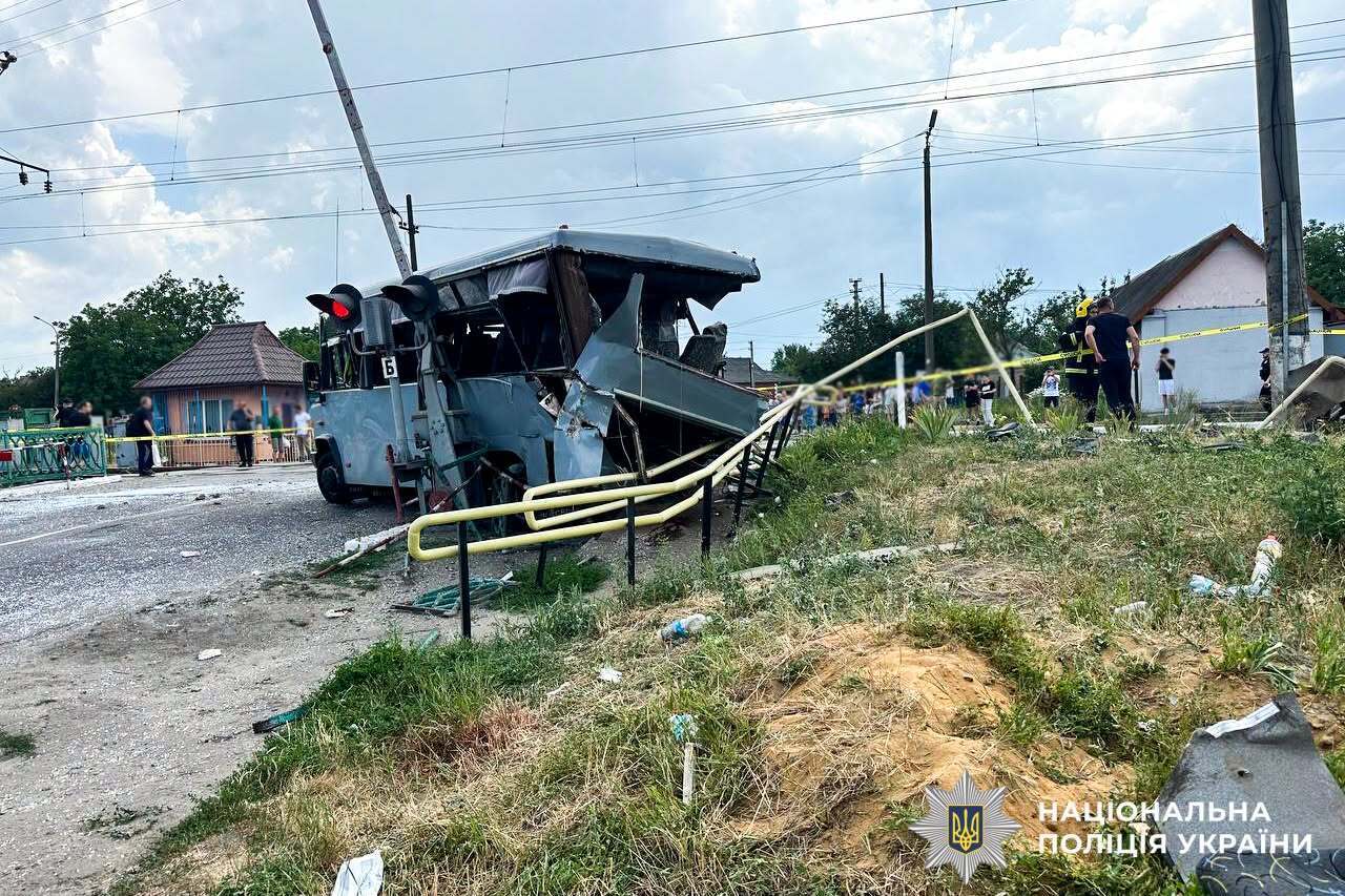 В Ровенской области поезд столкнулся с маршруткой: три человека погибли, есть пострадавшие