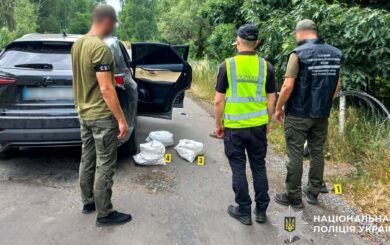 На Рівненщині на блокпосту зупинили Lexus із понад 20 кілограмами бурштину