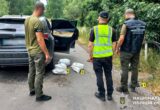 В Ровенской области на блокпоста остановили Lexus с более чем 20 килограммами янтаря