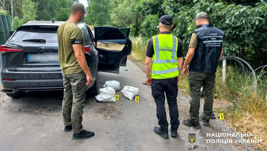 В Ровенской области на блокпоста остановили Lexus с более чем 20 килограммами янтаря