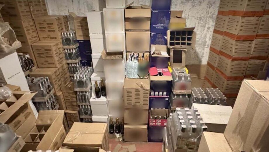 В Буковине предприниматель прятал контрафактный алкоголь среди легального товара: дело передали в суд