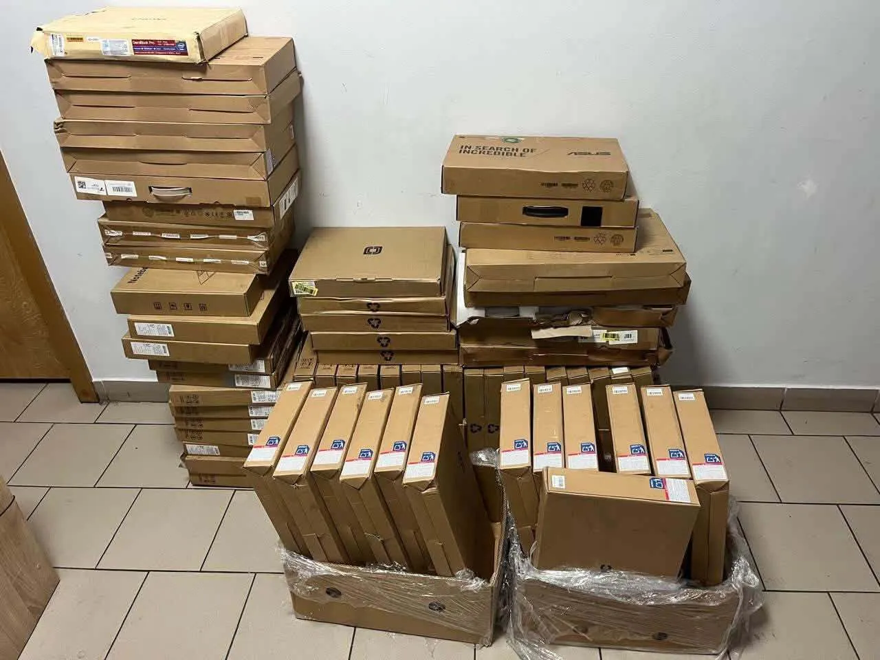 Онлайн-бизнес остановился на границе: в ''Краковке'' обнаружили 64 незадекларированных ноутбука