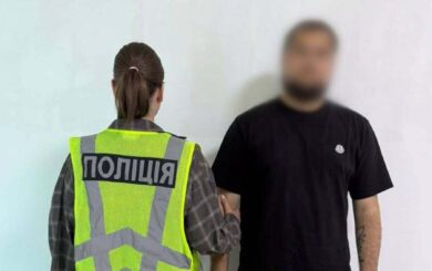 Псевдо-СБУ виманило у 81-річної киянки майже мільйон гривень: поліція викрила кур’єра