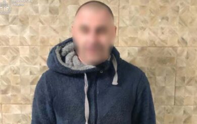 Зупинився через сигнали фар і потрапив у пастку: на Закарпатті кілька годин утримували водія вантажівки