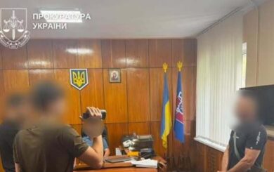 Рубали дрова та клали бруківку: керівників колонії на Буковині підозрюють в експлуатації засуджених