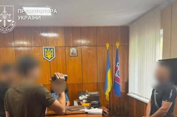 Рубали дрова та клали бруківку: керівників колонії на Буковині підозрюють в експлуатації засуджених