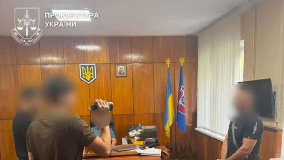 Рубили дрова и клали брусчатку: руководители колонии на Буковине подозреваются в эксплуатации осужденных
