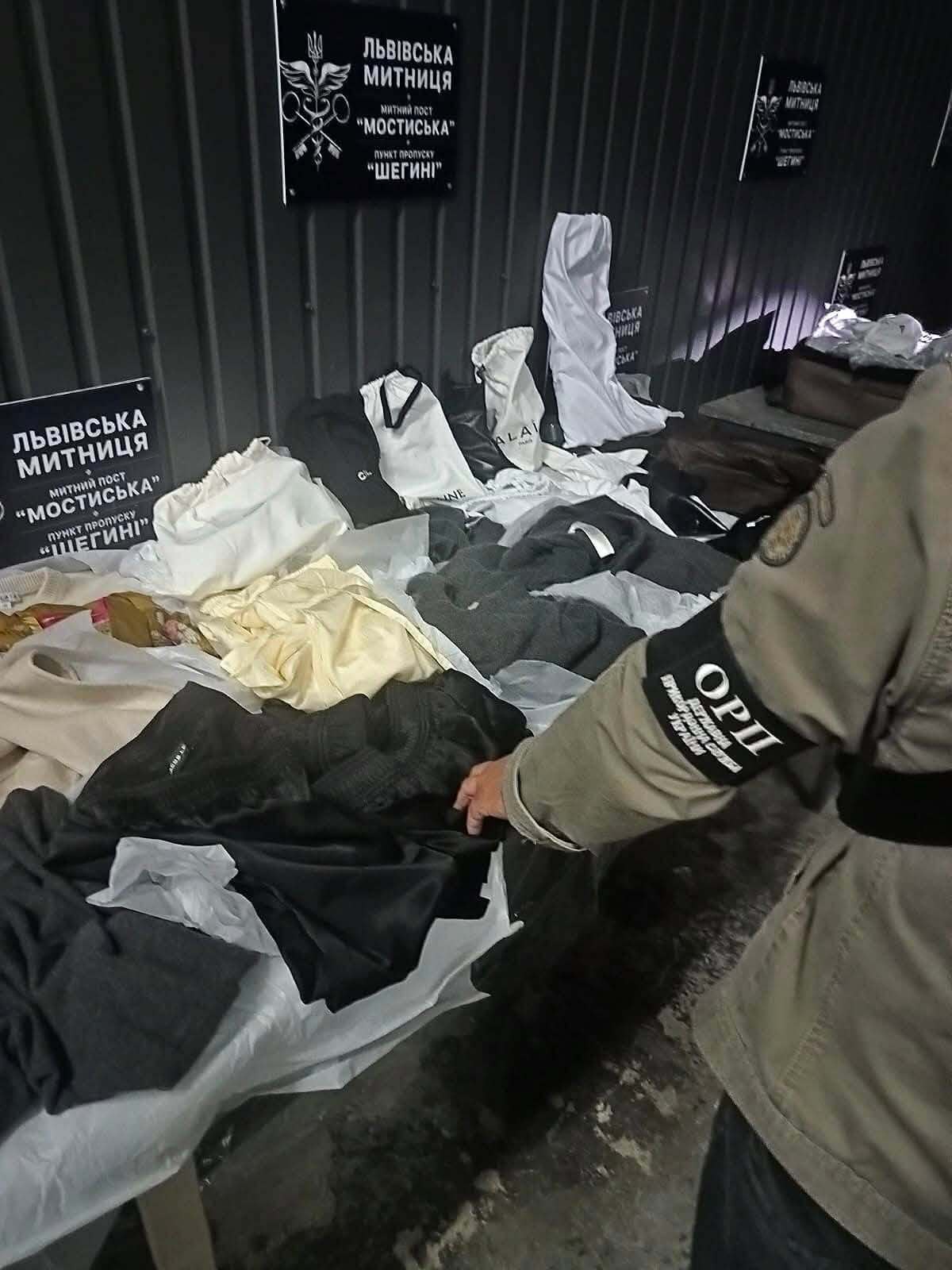 Итальянский бренд-шоппинг не доехал до Киева: на границе изъяли одежду и обувь на 2 млн гривен
