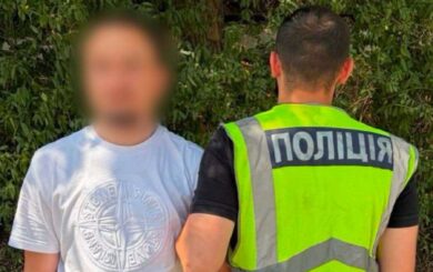 У Києві затримали чоловіка, який залишив гранати біля ресторану
