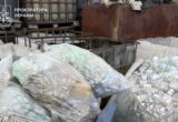 Медичні відходи складали просто на землі: у Києві керівників підприємства підозрюють у забрудненні ґрунту