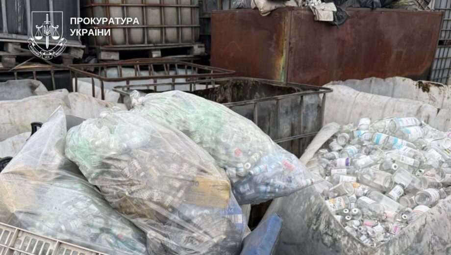 Медичні відходи складали просто на землі: у Києві керівників підприємства підозрюють у забрудненні ґрунту