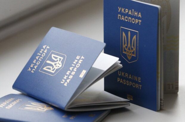 Выезд на ПМЖ за границу могут ограничить: в ДМС назвали причины отказа
