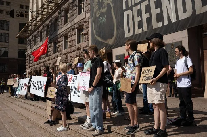 У Києві протестували проти підвищення вартості проїзду: під КМДА вимагали скасувати нові тарифи