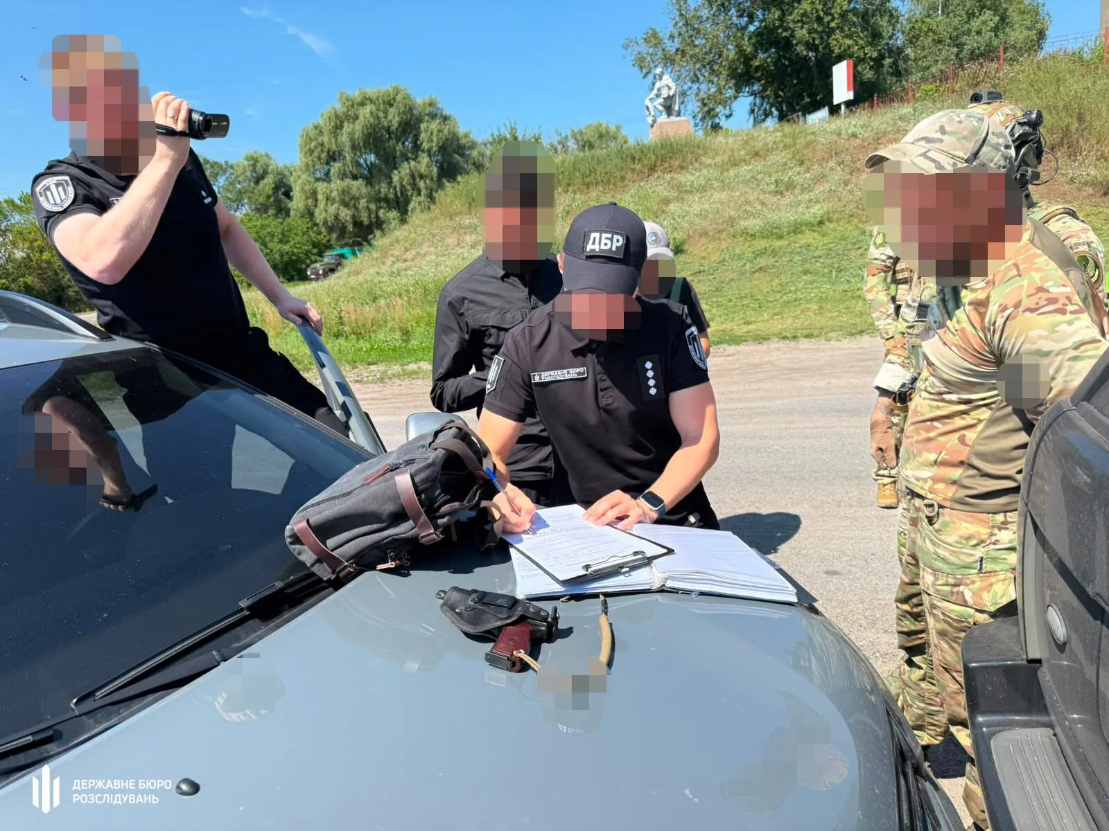 $3 тисячі за втечу зі служби: ДБР затримало прикордонника та його спільника