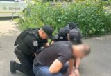 В Киеве военный в СЗЧ ворвался с гранатой в кафе и ограбил работницу