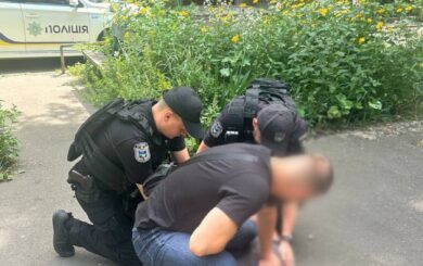 В Киеве военный в СЗЧ ворвался с гранатой в кафе и ограбил работницу