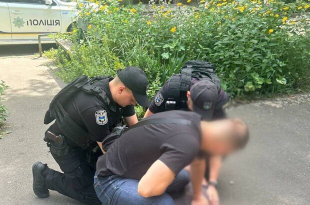 У Києві військовий із СЗЧ увірвався з гранатою в кафе та пограбував працівницю