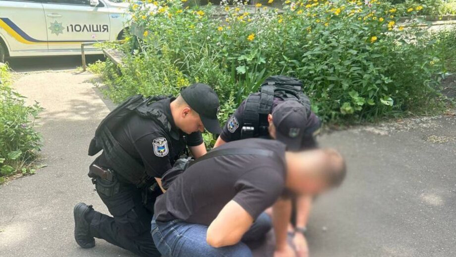 В Киеве военный в СЗЧ ворвался с гранатой в кафе и ограбил работницу